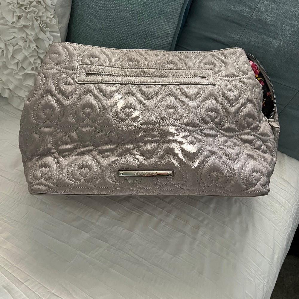 this grey betsy Johnson hand bag dose not have tags but is still in packaging